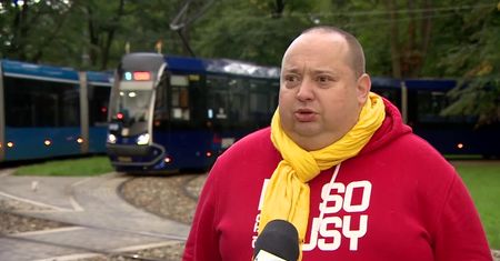 Bezdomny pobił motorniczego tramwaju we Wrocławiu. Wcześniej próbował wybić szybę
