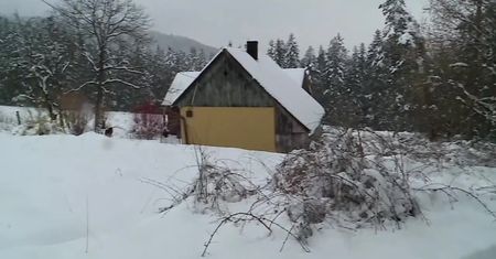 Karetka nie dojechała do pacjenta z powodu nieodśnieżonej drogi. Mimo reanimacji 56-latek zmarł.
