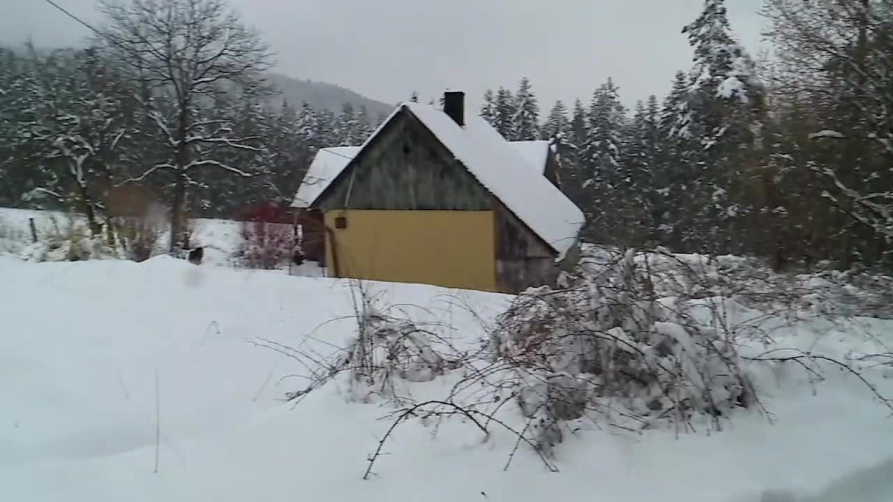 Karetka nie dojechała do pacjenta z powodu nieodśnieżonej drogi. Mimo reanimacji 56-latek zmarł.