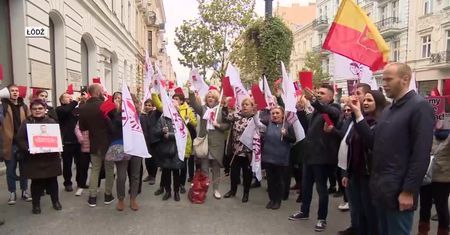 “Jestem przeciwko deformie edukacji”. Protesty w Dniu Nauczyciela.