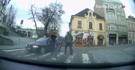 Rodzina przechodziła przez pasy w Cieszynie. Matka musiała uciekać z dzieckiem przed samochodem