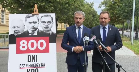 “Ekonomiczna zdrada stanu obywateli i rozwoju naszego kraju”. Lewica o 800 dniach bez KPO