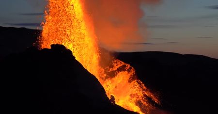 Widowiskowa erupcja islandzkiego wulkanu Fagradalsfjall.