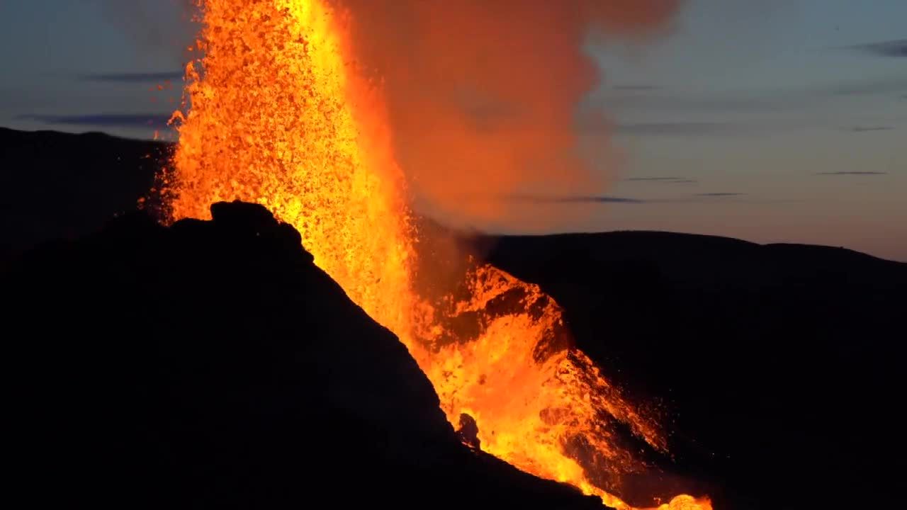 Widowiskowa erupcja islandzkiego wulkanu Fagradalsfjall.