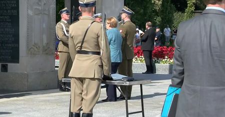 Angela Merkel w Warszawie. Złożyła kwiaty pod Grobem Nieznanego Żołnierza.