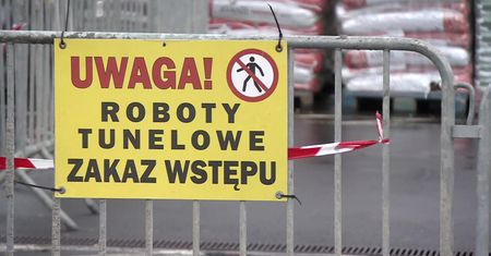 Dwumetrowa wyrwa powstała przy łódzkiej Manufakturze.