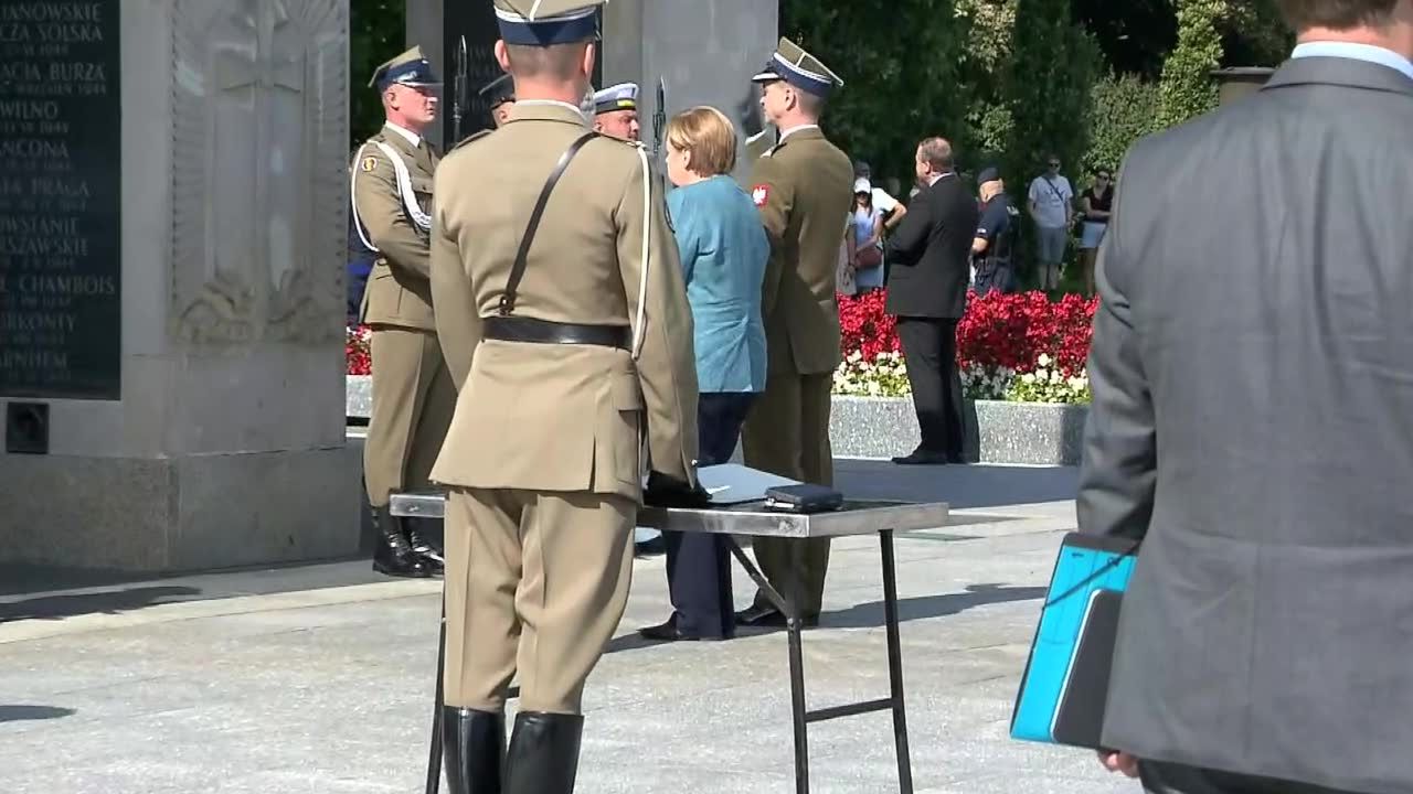 Angela Merkel w Warszawie. Złożyła kwiaty pod Grobem Nieznanego Żołnierza.