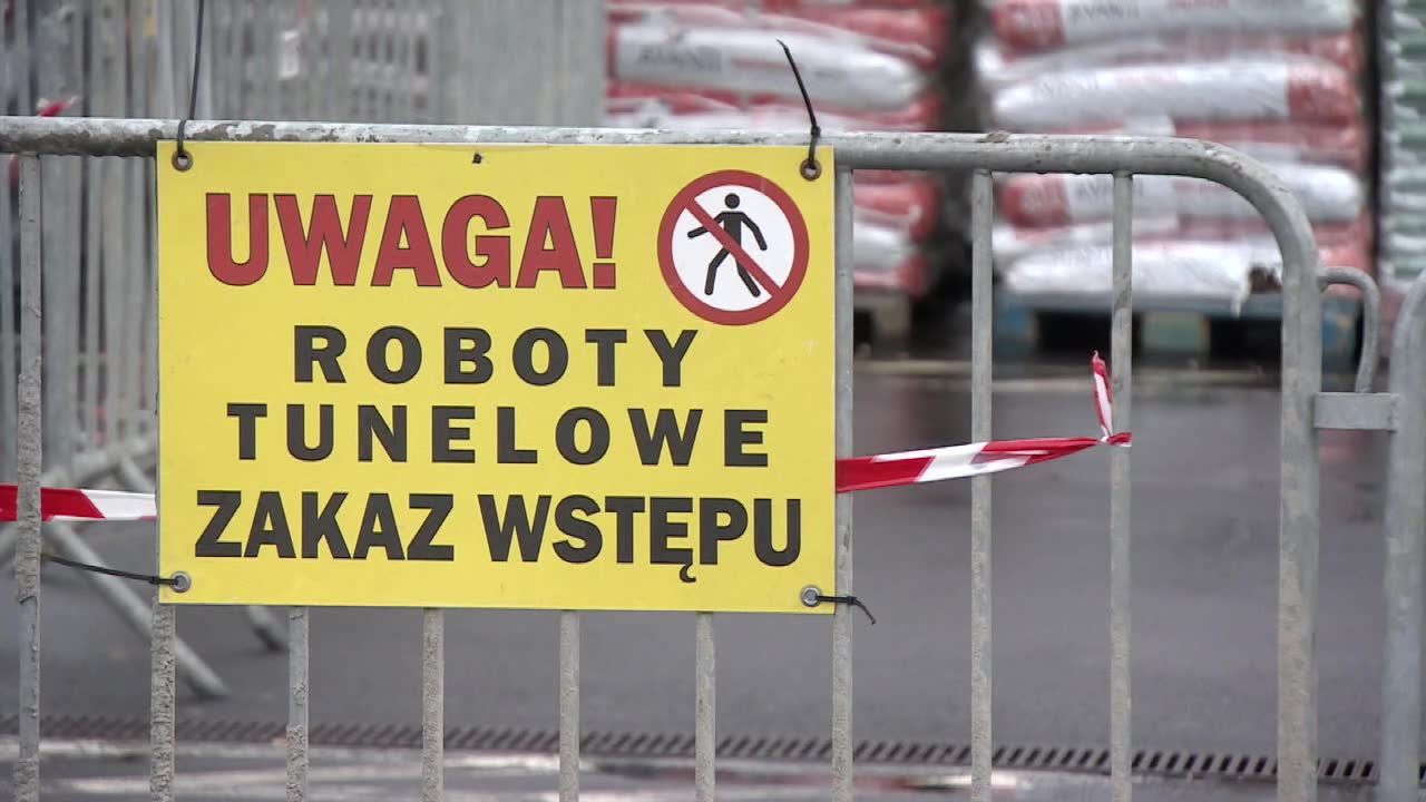 Dwumetrowa wyrwa powstała przy łódzkiej Manufakturze.