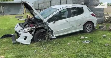 Pijany kierowca wypadł z jezdni na łuku drogi, autem wpadł na posesję