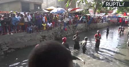 Kąpiele w błotnej sadzawce w Haiti. Obchody corocznego festiwalu Voodoo.