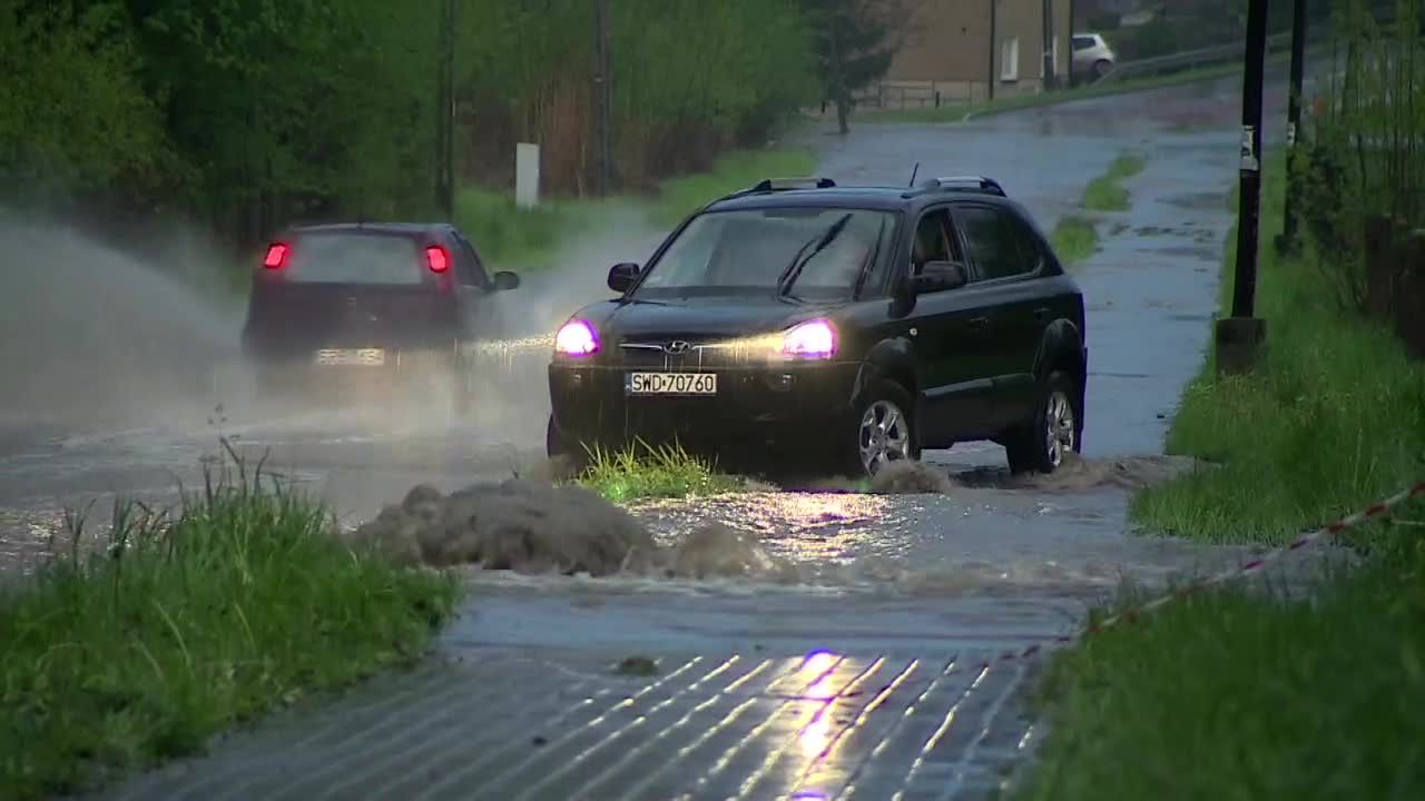 Ciężka sytuacja na Śląsku po kolejnej nocy intensywnych opadów.