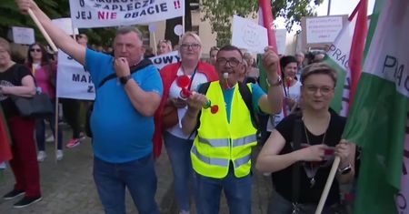 Protest cywilnych pracowników wojska przed Ministerstwem Obrony. Domagają się podwyżek
