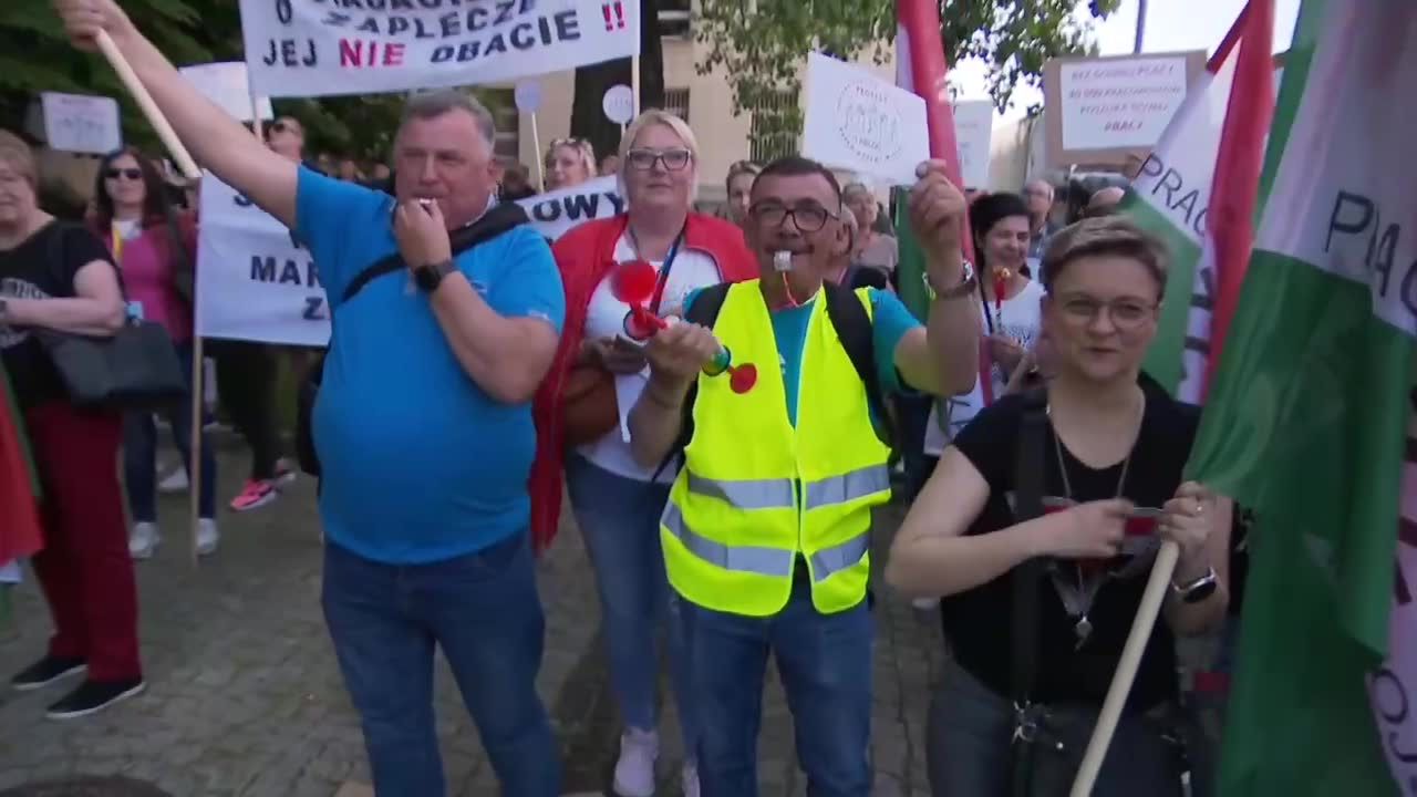 Protest cywilnych pracowników wojska przed Ministerstwem Obrony. Domagają się podwyżek