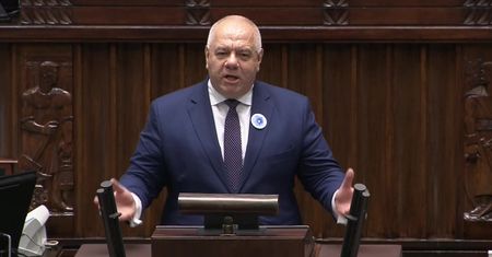 “Spółki wypracowują zyski, którymi dzielą się ze społeczeństwem”. Sasin o mieczu za 250 tys. zł dla o. Rydzyka