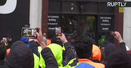 Gwałtowne zamieszki w Melbourne. Demonstracja przeciwko obowiązkowi szczepień nałożonemu na pracowników budowlanych
