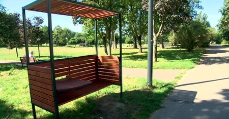 W łódzkich parkach stanęły ławki dla rodziców z niemowlętami