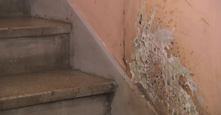 Podpalili bezdomnego na klatce schodowej. Dwaj mężczyźni odpowiedzą za zabójstwo.