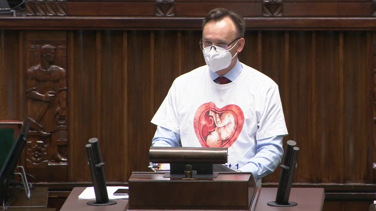 “A co z dziećmi narodzonymi?”. Rzecznik praw dziecka złożył w Sejmie sprawozdanie w koszulce z symbolem ruchów antyaborcyjnych