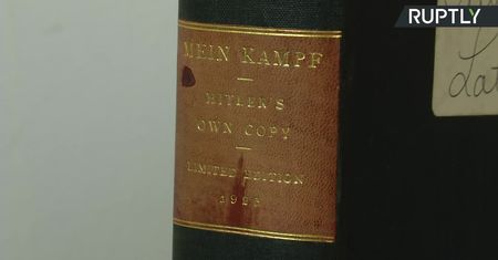 Egzemplarz “Mein Kampf” należący do Adolfa Hitlera trafił na aukcję w USA.