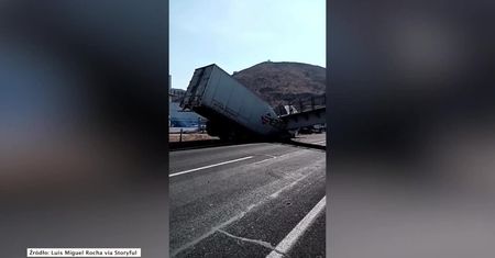 Na autostradę w Meksyku runęła kładka dla pieszych. Konstrukcja przygniotła naczepy dwóch tirów.