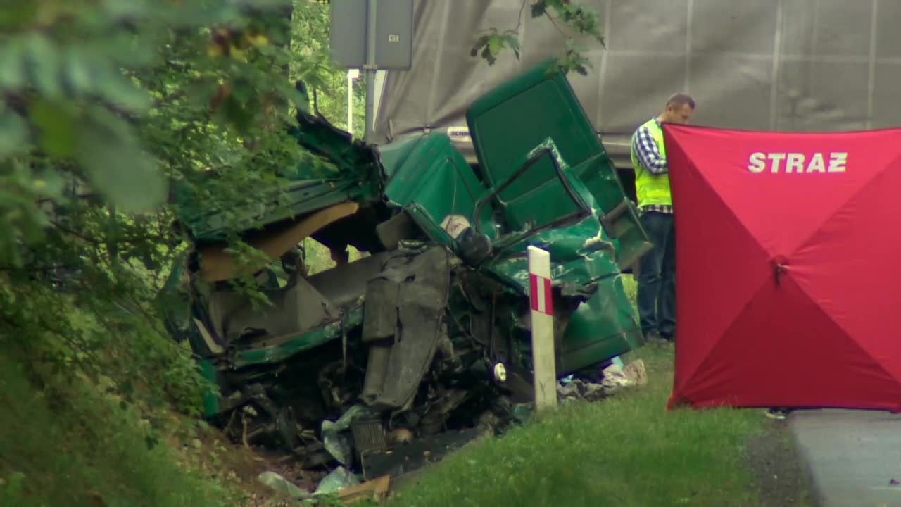 “Śmierć na miejscu poniosły trzy osoby”. Zderzenie busa z ciężarówką w Niemgłowach.