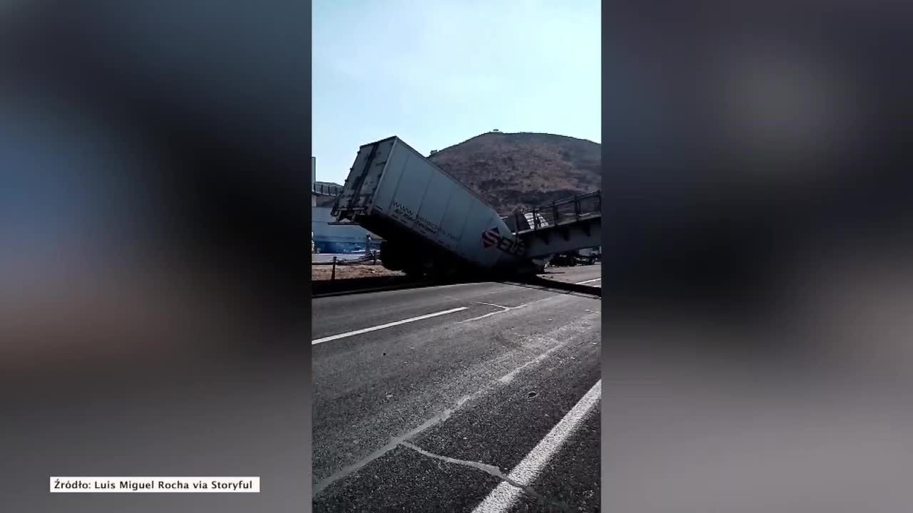 Na autostradę w Meksyku runęła kładka dla pieszych. Konstrukcja przygniotła naczepy dwóch tirów.