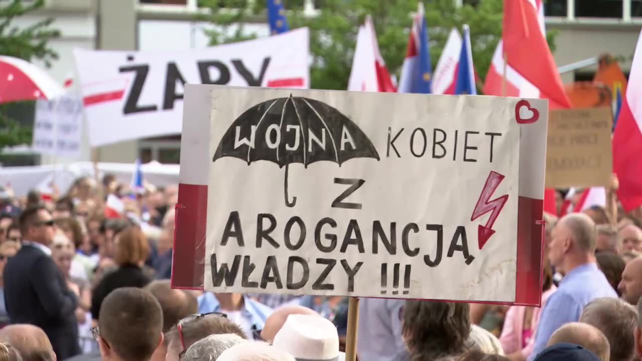 Przewrót na wiecu Tuska we Wrocławiu – Sytuacja eskaluje