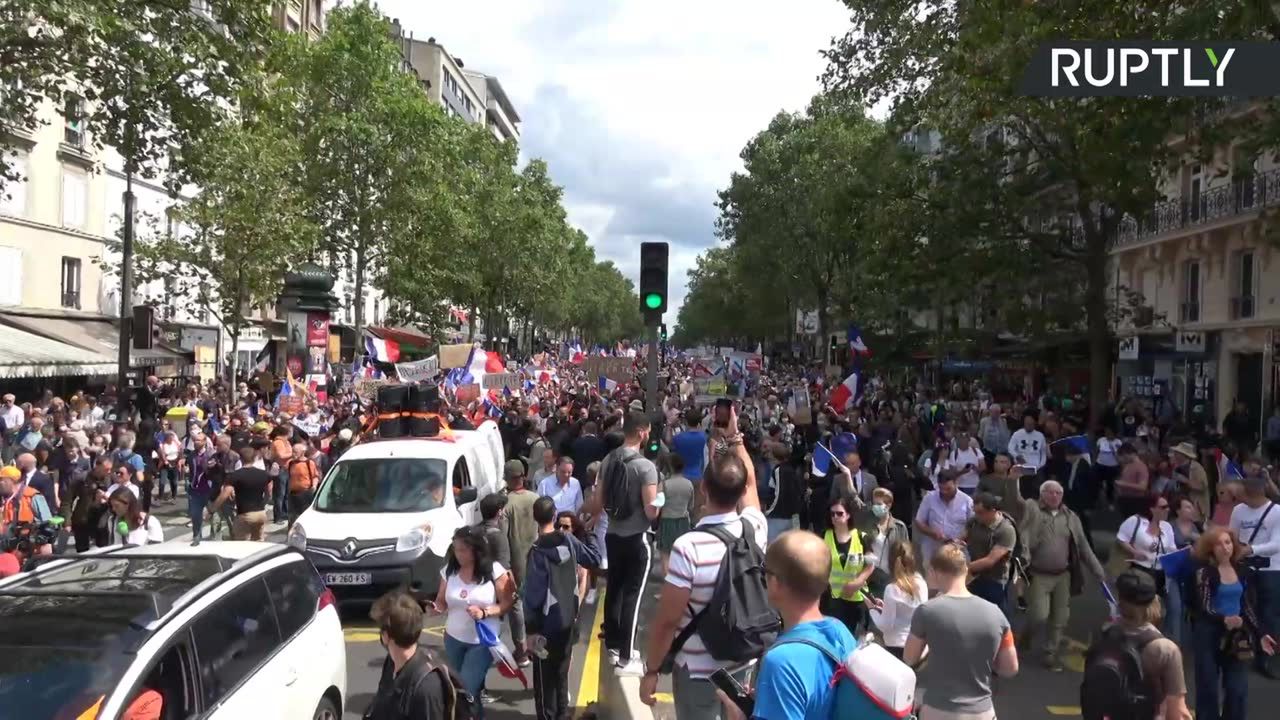 Masowe protesty we Francji przeciwko certyfikatom sanitarnym.