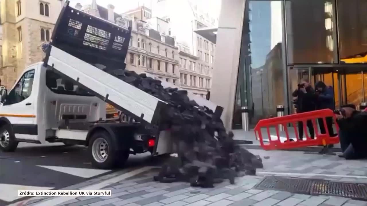 Sztuczny węgiel na chodniku w Londynie. Protest aktywistów klimatycznych przeciwko firmie ubezpieczeniowej.