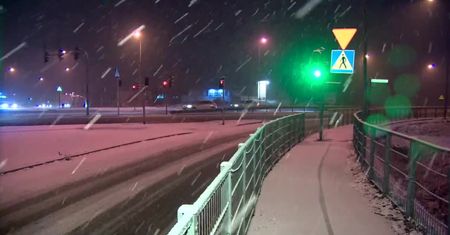 “Niech zostanie do Świąt”. Śnieg spadł w wielu regionach