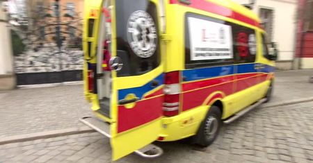 Kolejne karetki w darze dla Ukrainy. Z Wrocławia wyruszyło pięć ambulansów