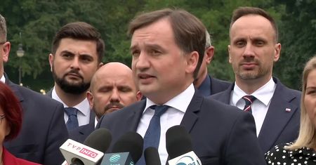 Z. Ziobro broni samorządów, które przyjęły uchwały anty-LGBT.