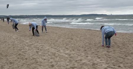 Powakacyjne sprzątanie w Bałtyku. Oczyszczano gdańskie plaże