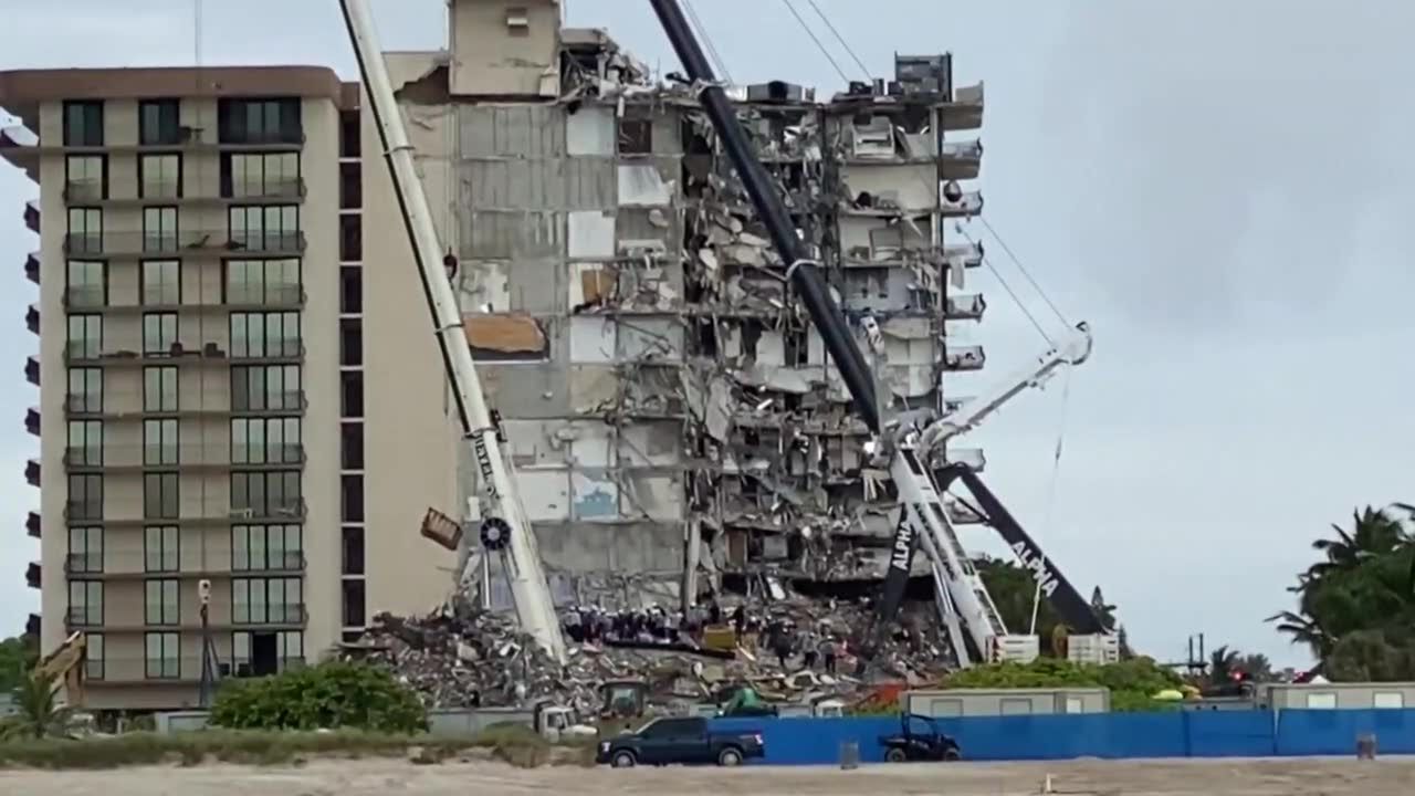 Cztery kolejne ofiary odnalezione pod gruzami zawalonego apartamentowca na Florydzie.