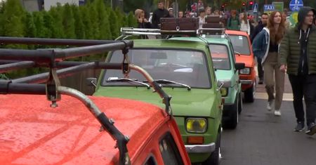 Zlot fiatów 126p w Łodzi. “Jesteśmy jedną wielką maluchową rodziną”