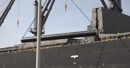 Rury potrzebne do budowy Baltic Pipe dotarły do Gdańska. Ruszył rozładunek