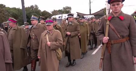 Ulicami Warszawy przeszli w milczeniu uczestnicy XIV Katyńskiego Marszu Cieni