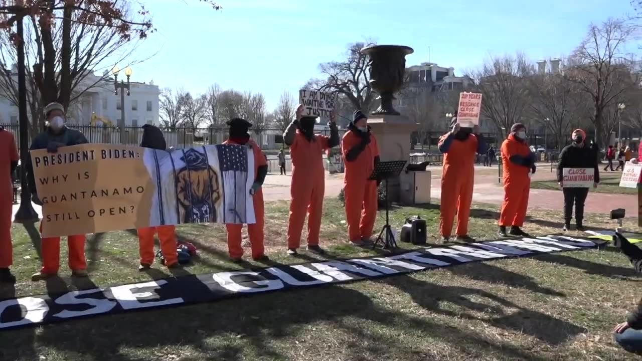 Guantanamo przed Białym Domem. Protest w 20. rocznicę otwarcia wojskowego więzienia.