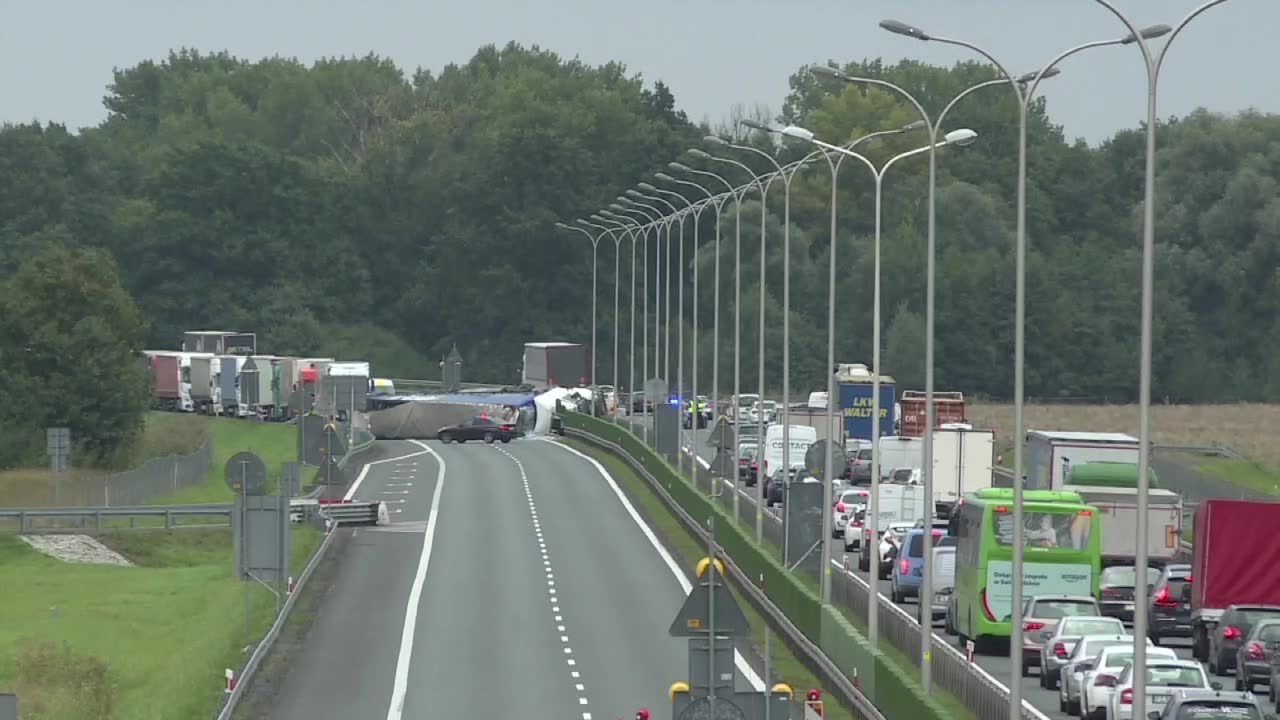 Pęknięta opona, pijany kierowca na S3. Blokada drogi do Zielonej Góry.