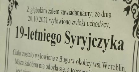 “Gest solidarności z rodzinami osób, które tam zmarły z powodu chłodu i wycieczenia”. Symboliczne groby i nekrologi dla uchodźców.