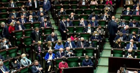 Sejm zajmie się dziś nową ustawą covidową. Opozycja nazywa projekt “lex konfident”