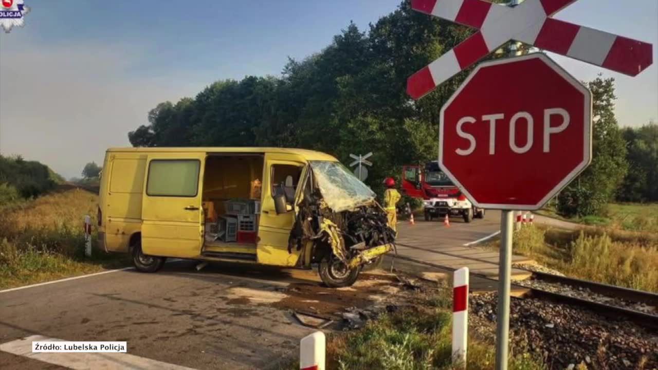 Kierowca zignorował znak “stop” i zderzył się z pociągiem. Tłumaczył, że “o tej godzinie nigdy żaden nie jechał”