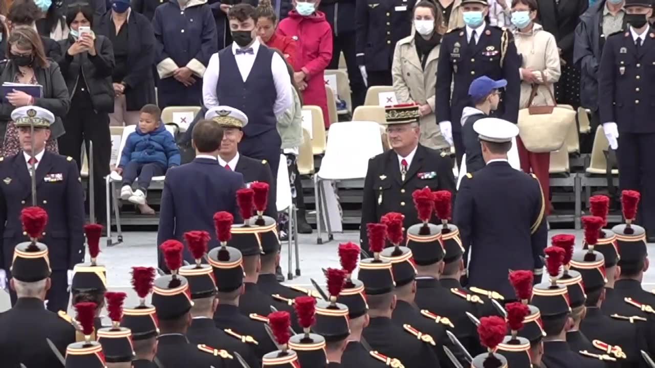 Defilada wojskowa i fajerwerki w Paryżu z okazji Dnia Bastylii.