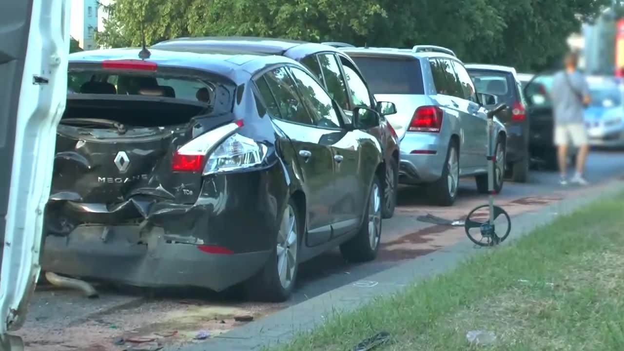 Wypadek busa i pięciu osobówek w Mrągowie. W zdarzeniu brało udział 30 osób, są ranni