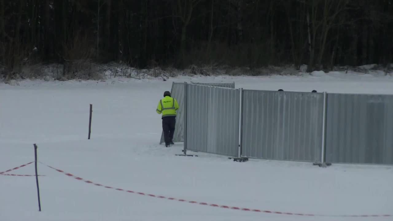 Ziemia zapadła się na środku stadionu. Wyrwa ma 10 metrów średnicy