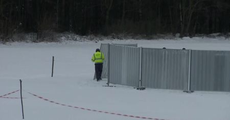 Ziemia zapadła się na środku stadionu. Wyrwa ma 10 metrów średnicy