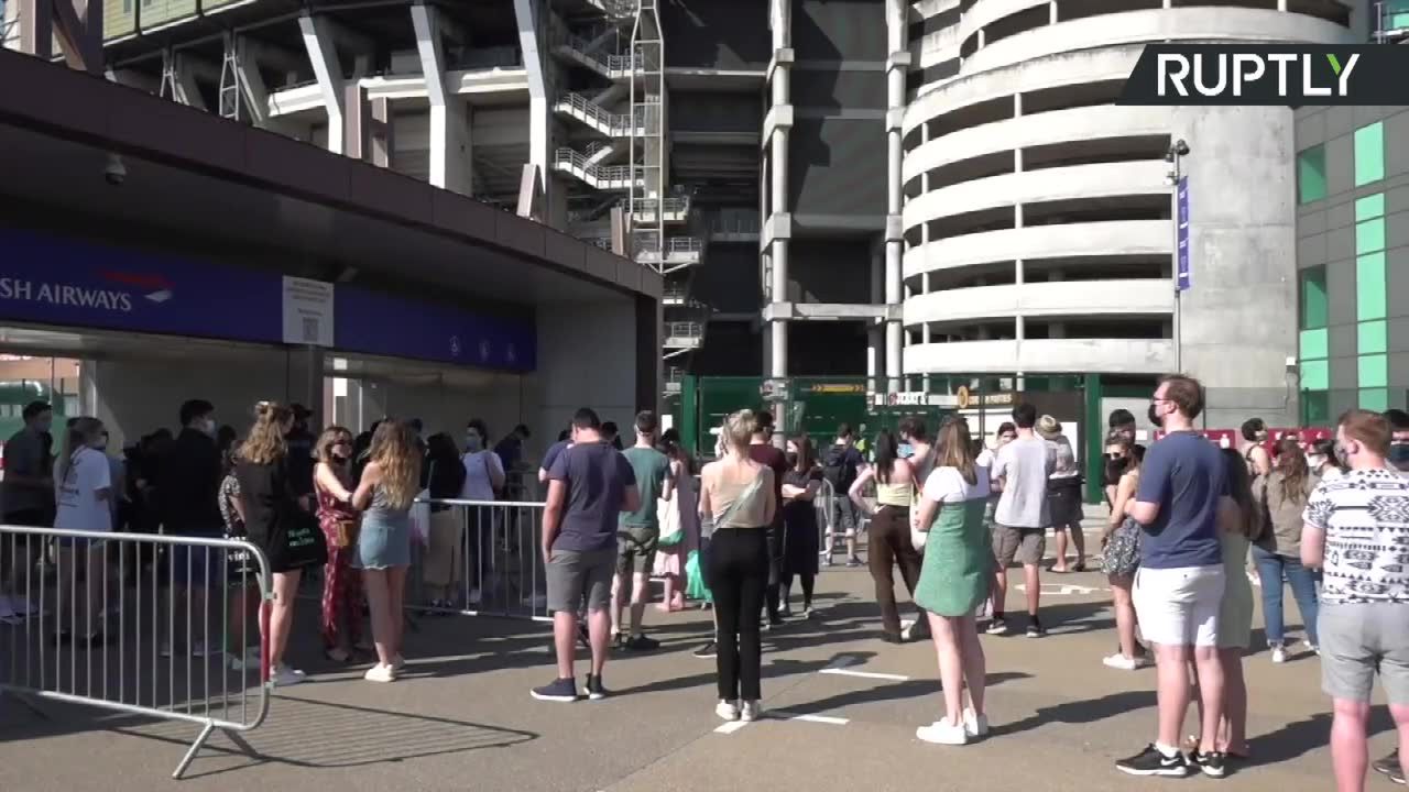 Tysiące osób zaszczepiło się przeciwko COVID-19 na legendarnym stadionie Twickenham w Londynie.