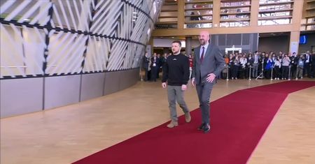 “Sława Ukrajini. Herojam sława!”. Wzruszony Zełenski w Parlamencie Europejskim