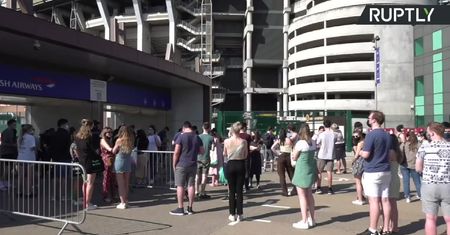 Tysiące osób zaszczepiło się przeciwko COVID-19 na legendarnym stadionie Twickenham w Londynie.