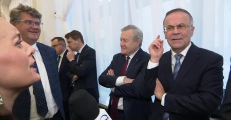 Sellin nic nie słyszy, Gliński zarzuca tendencyjność. Ministrowie z PiS reagują na pytanie o większość w sejmie